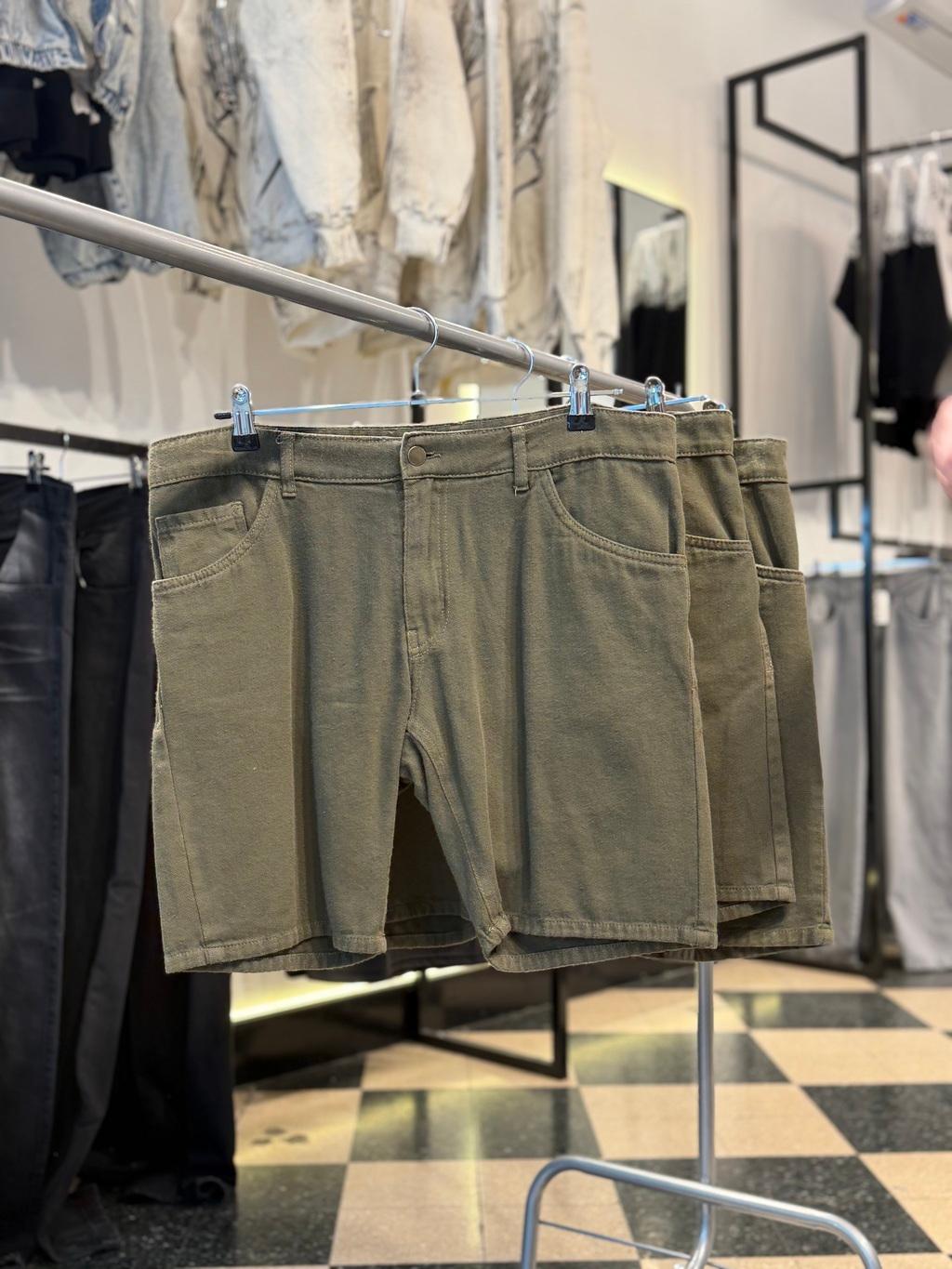 Bermuda gabardina verde