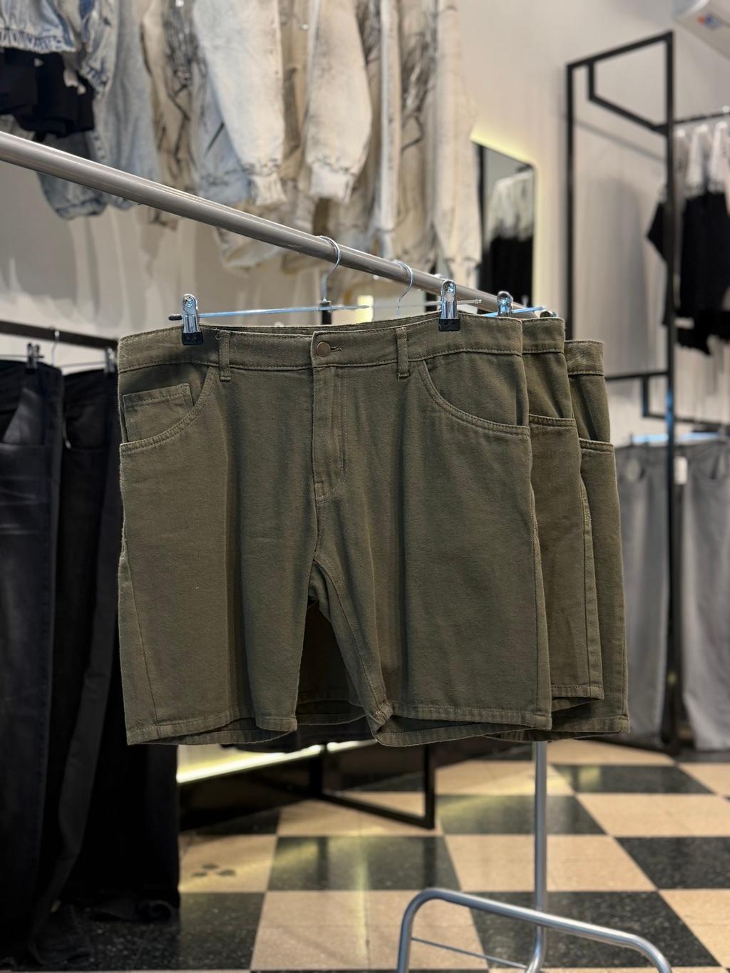 Bermuda gabardina verde